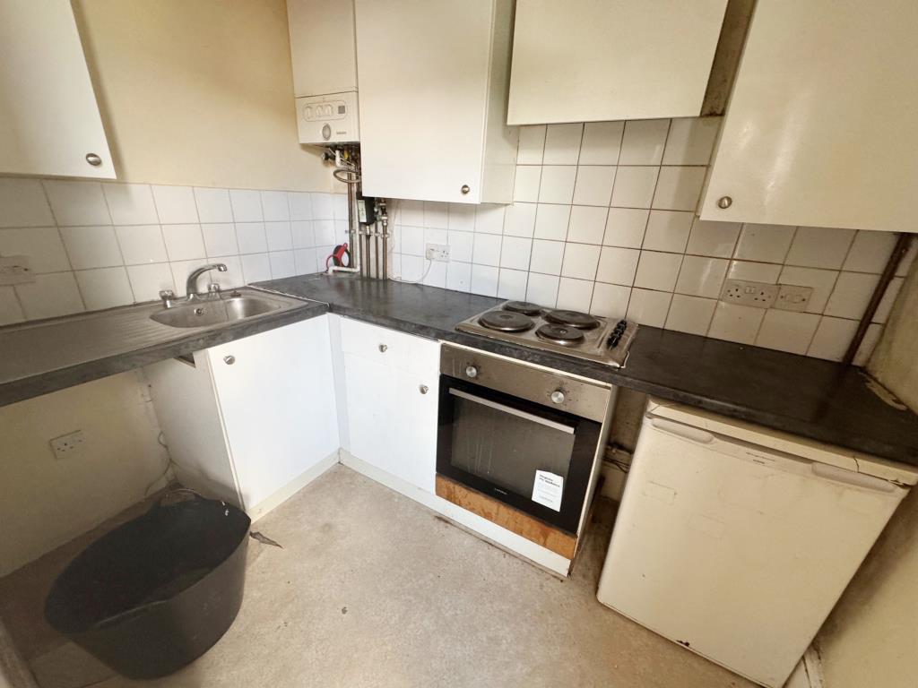Lot: 124 - COMMERCIAL PREMISES AND FIRST FLOOR FLAT FOR IMPROVEMENT - Flat - kitchen